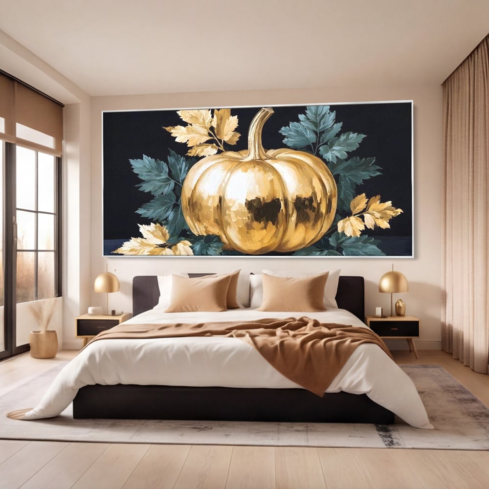 Tablou canvas cu tablou cu dovleac auriu si frunze, in rama de aluminiu argintiu, pe perete intr-un dormitor